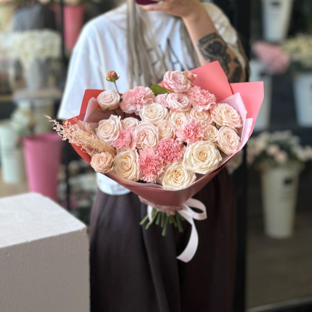 Пудровый букет из пионовидных кустовых роз Pink Dream B13 + подарок от Vivienne Sabo — румяна MACARON
