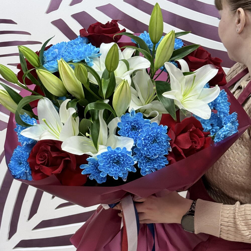 Букет с французскими розами,лилиями и кустовой хризантемой 🤍💙️