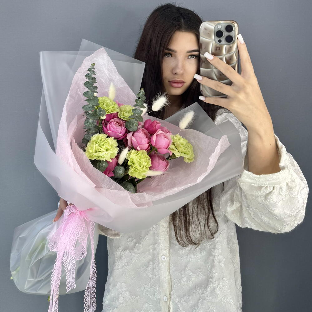 ВЕСНА🌸 Авторский букет из мятных диантусов и розовой кустовой розы Сильва Пинк