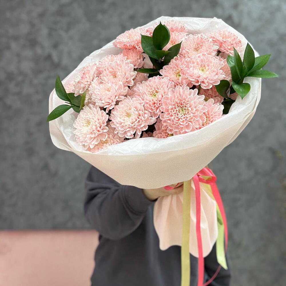 Нежный кругляш из хризантем и рускуса