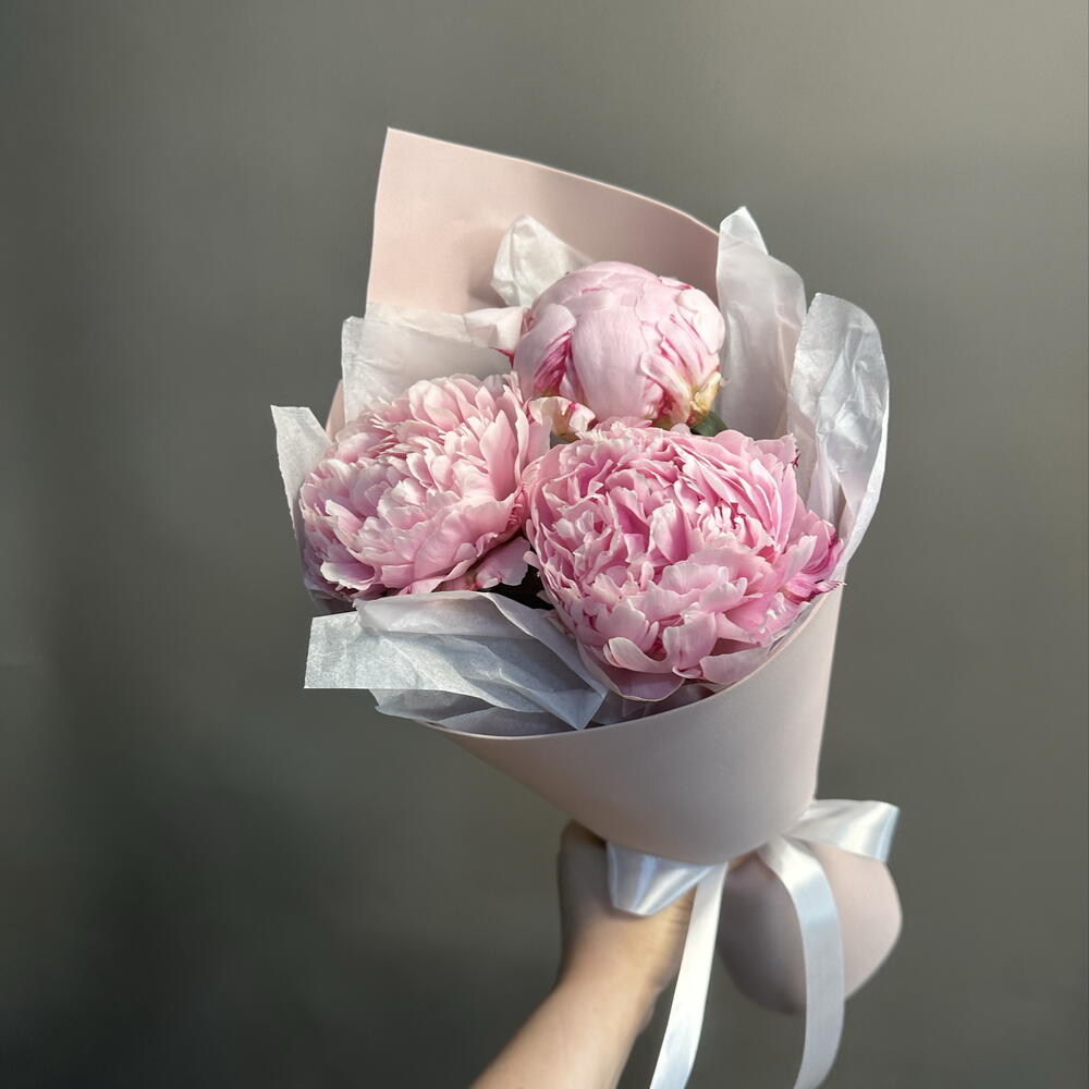 «Хорошие новости» 💌 букет «конвертик» с пионами