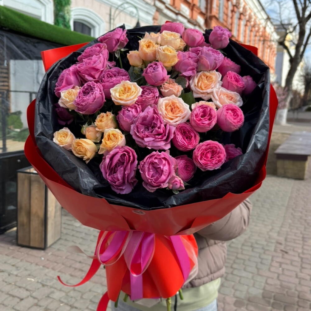 Букет из кустовых пионовидных роз ящик