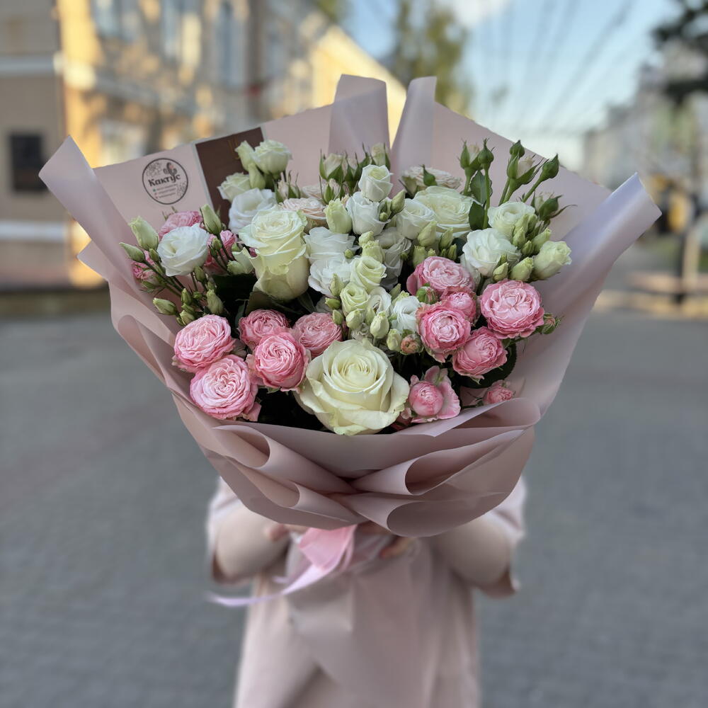 Букет «Прелесть» из белых роз, эустом и кустовых роз
