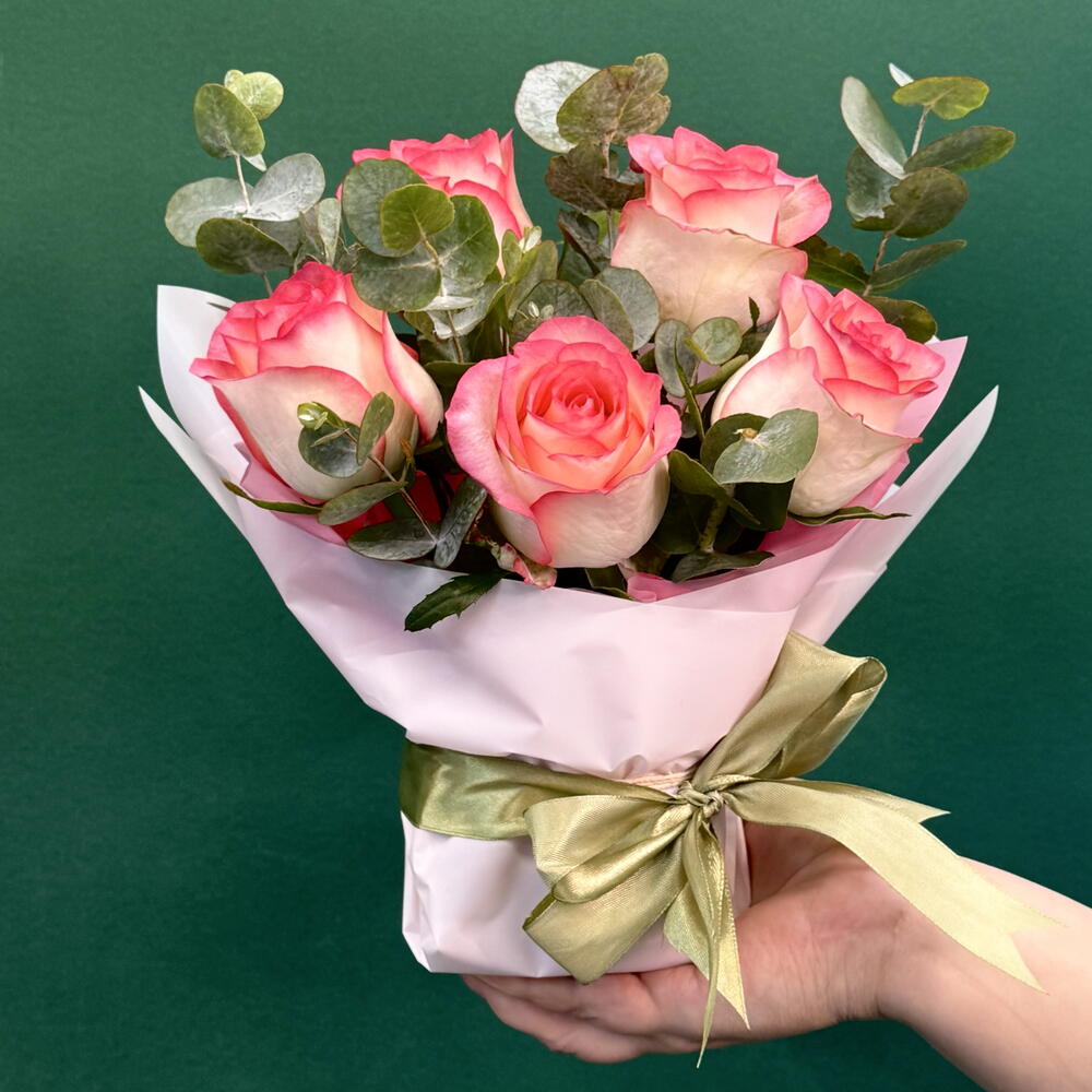 Эстетичная композиция из роз и эвкалипта «+1000 Ауры» | Трендовый комплимент