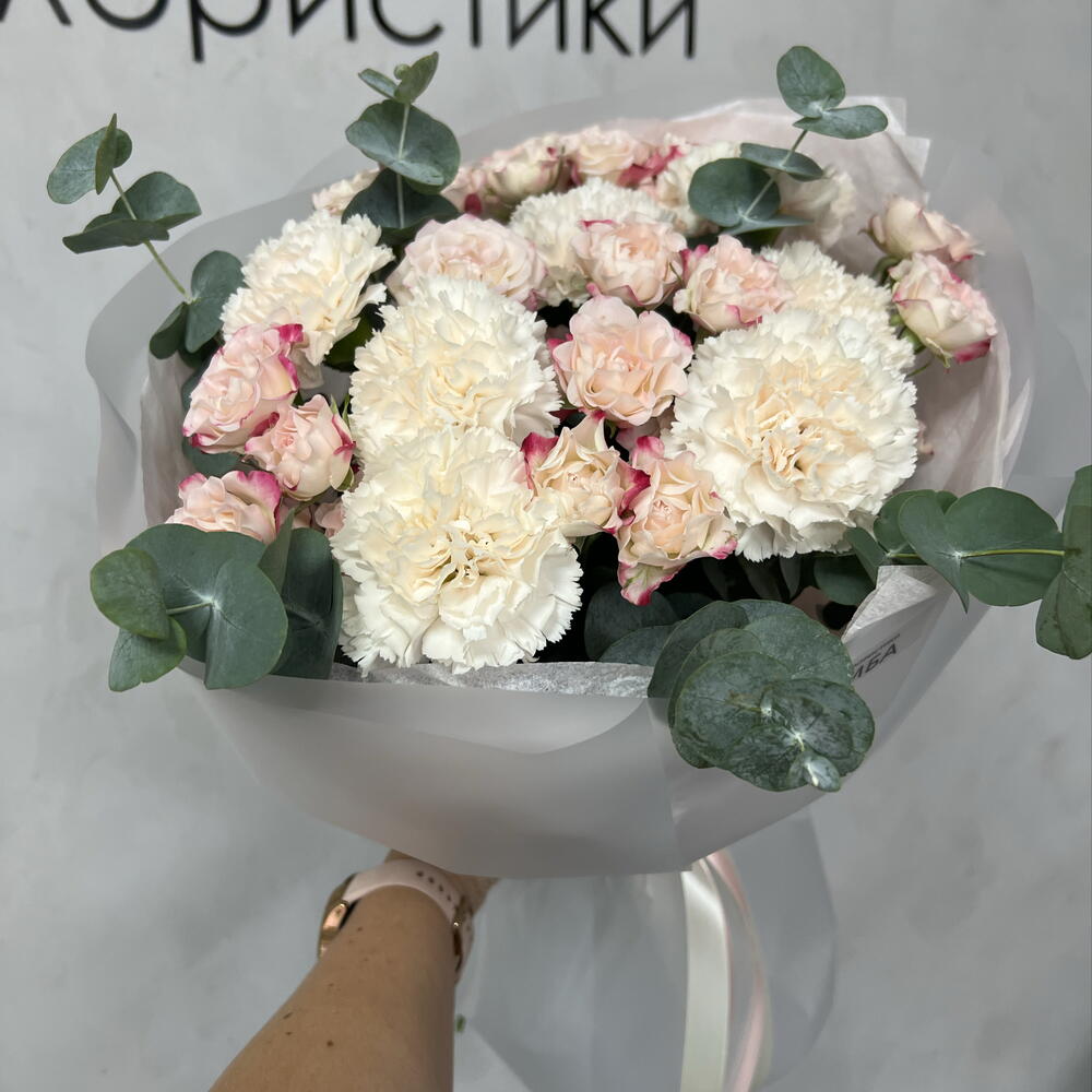 Сборный букет с кустовой розой и диантусами