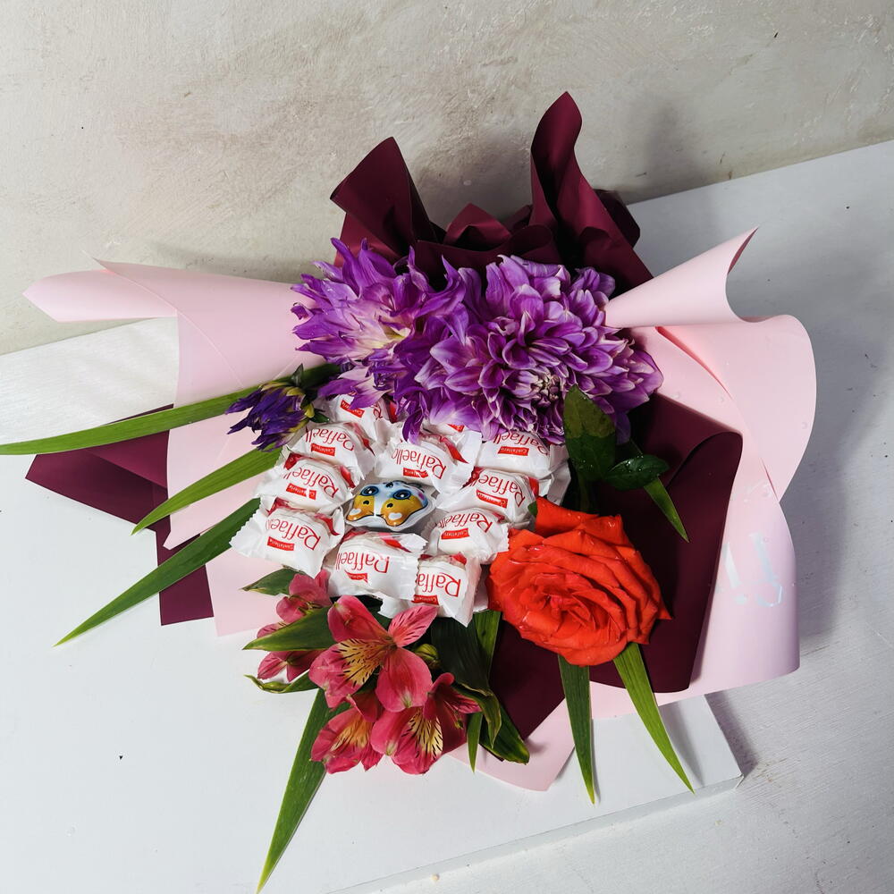 Букет с рафаэлоо и цветы