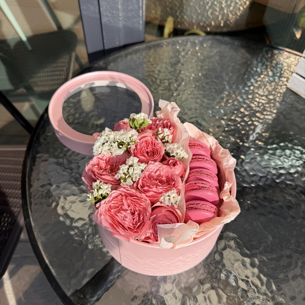 Коробочка с пионовидной розой и макаронс малина