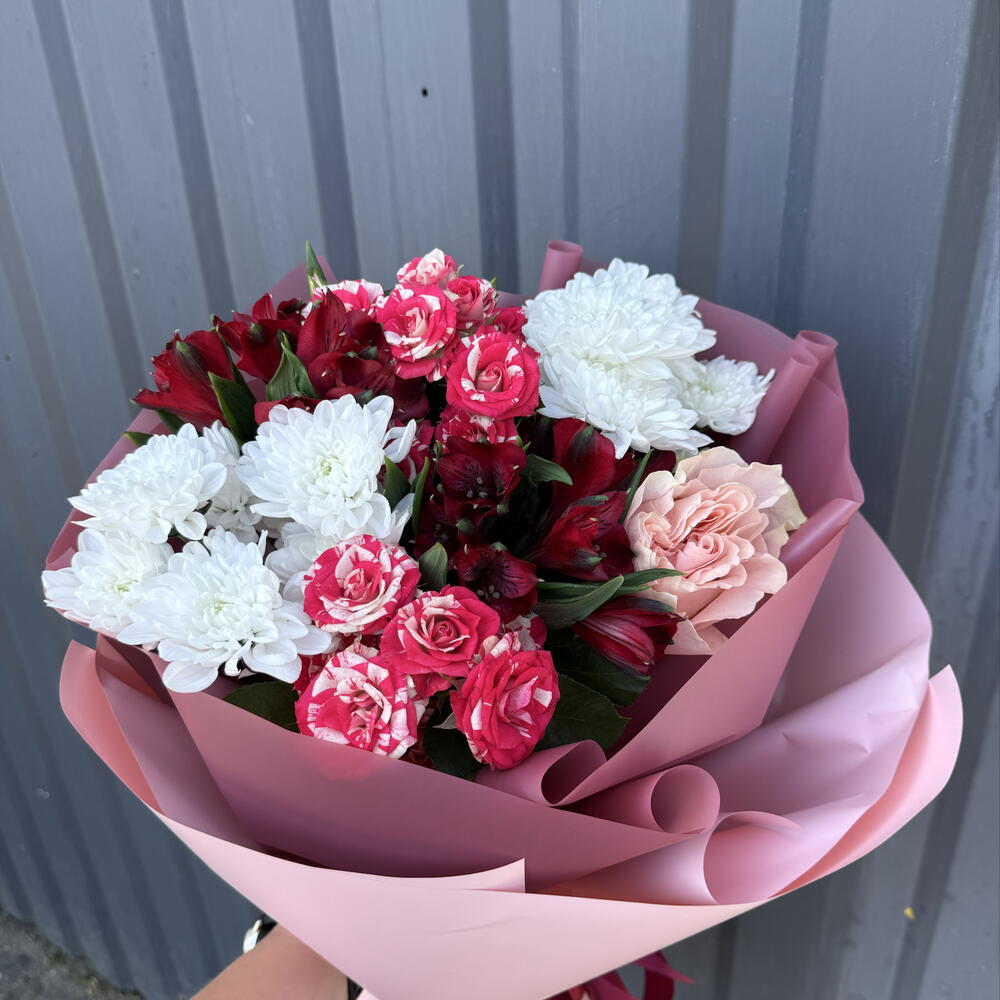 Букет с кустовой файер, хризантемы и альстромерия🌸