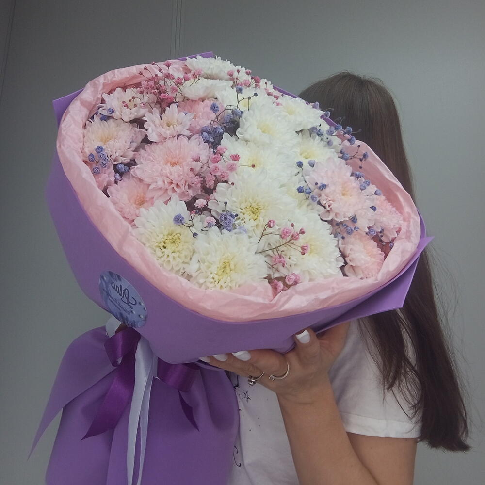 Букет из хризантем и гипсофилы💜