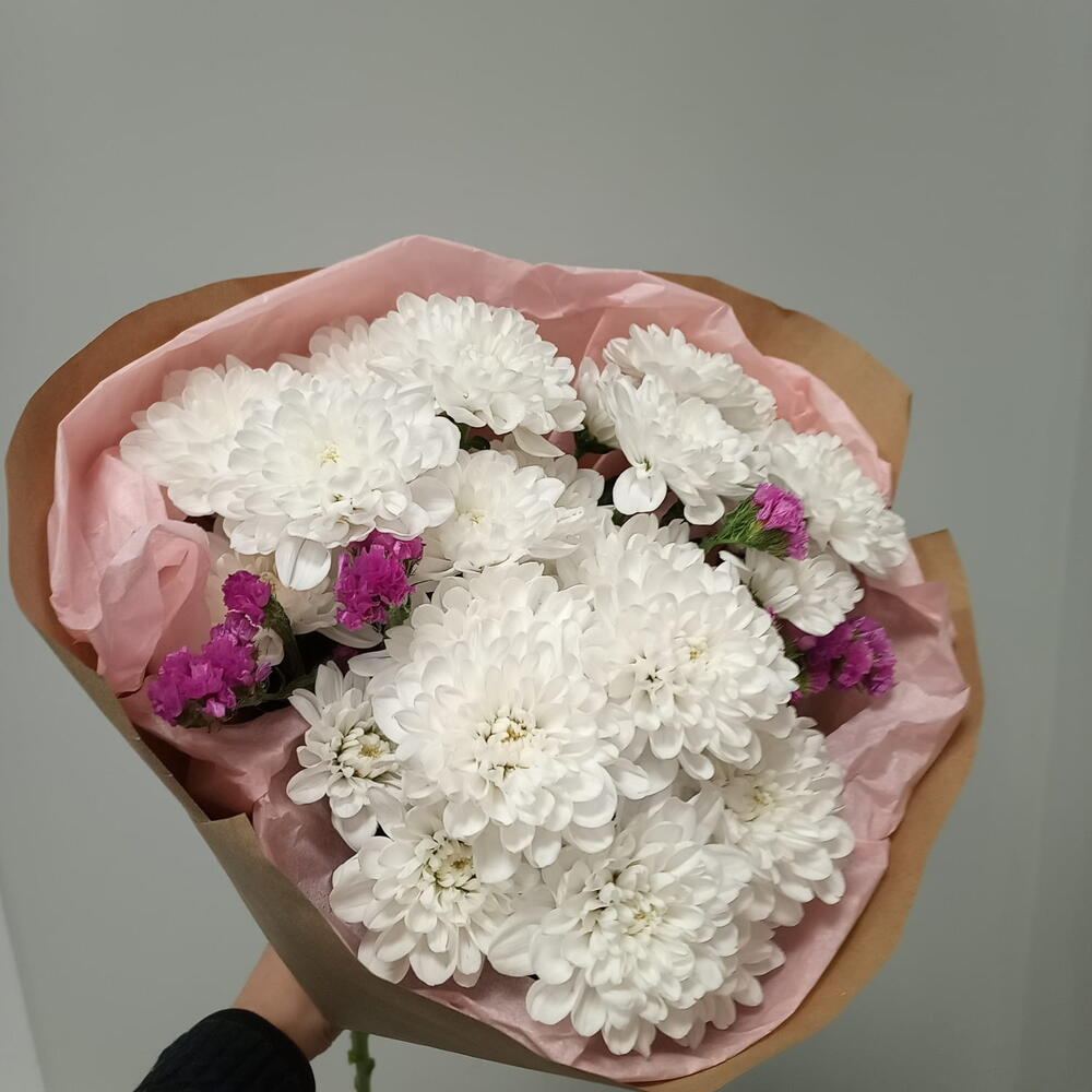 Букет из хризантем и статицы в крафте