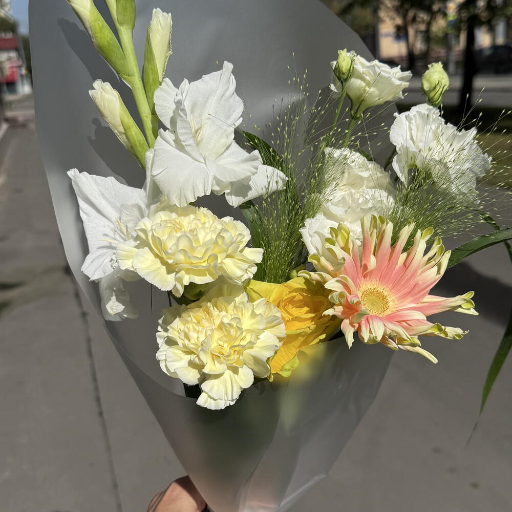 Букет с гладиолусом, розой, герберой и гвоздиками