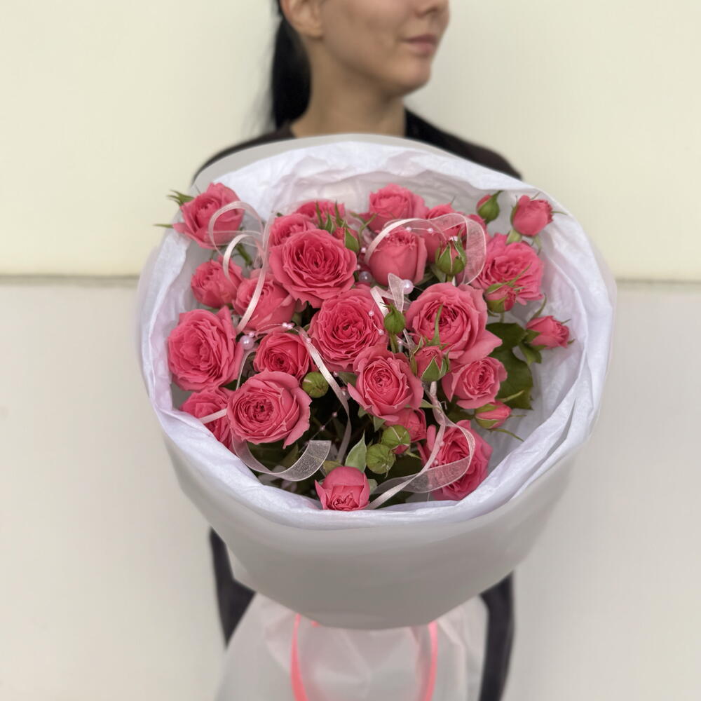 Моно букет из шикарных малиновых кустовых роз 🩷