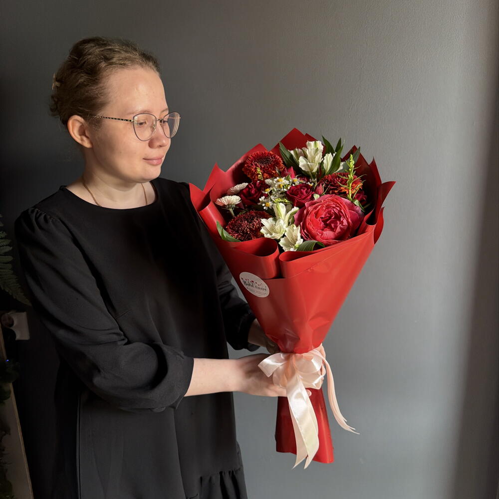 Букет из пионовидной розы, гербер, белых альстромерий, ромашки и хризантем