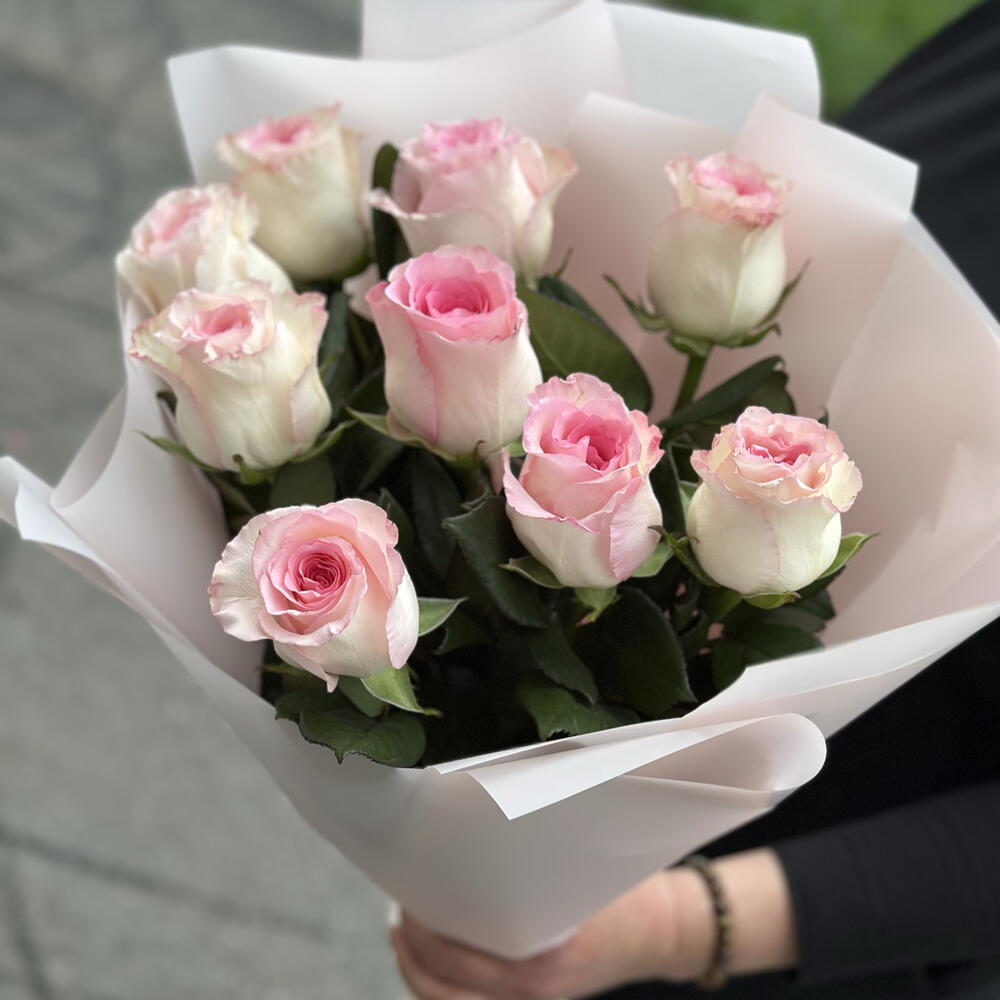 9 розовых роз
