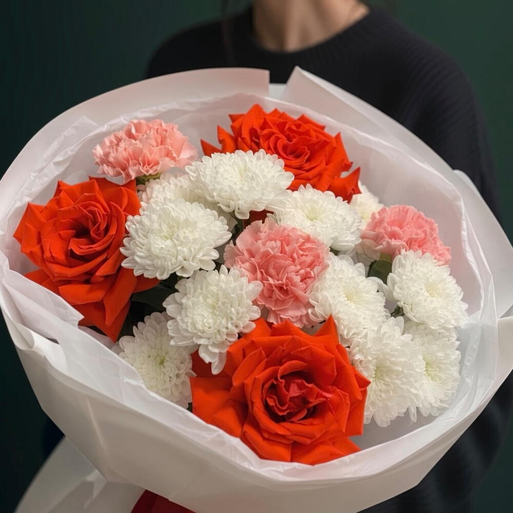 Букет "Raffaello" французская роза Нина, белый Алтай, диантус в стильном оформление