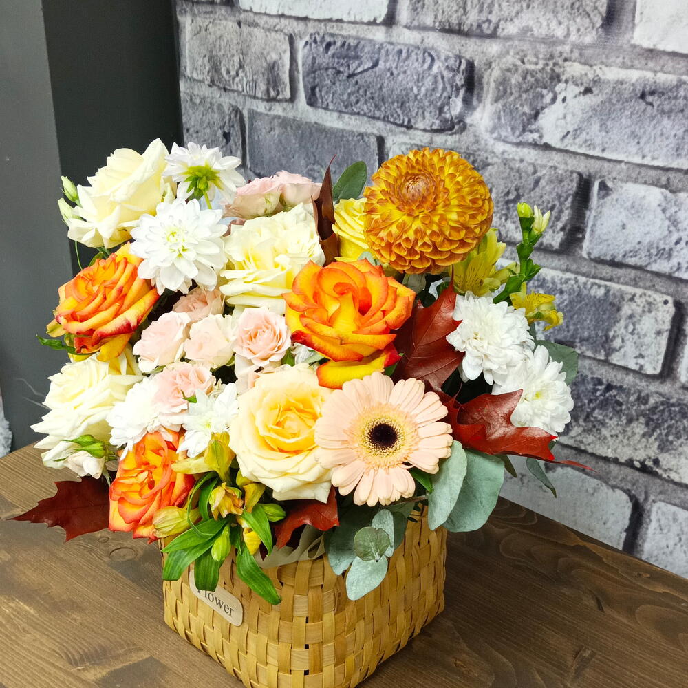 Стильная композиция из роз и георгинов в плетёной корзинке 🌼