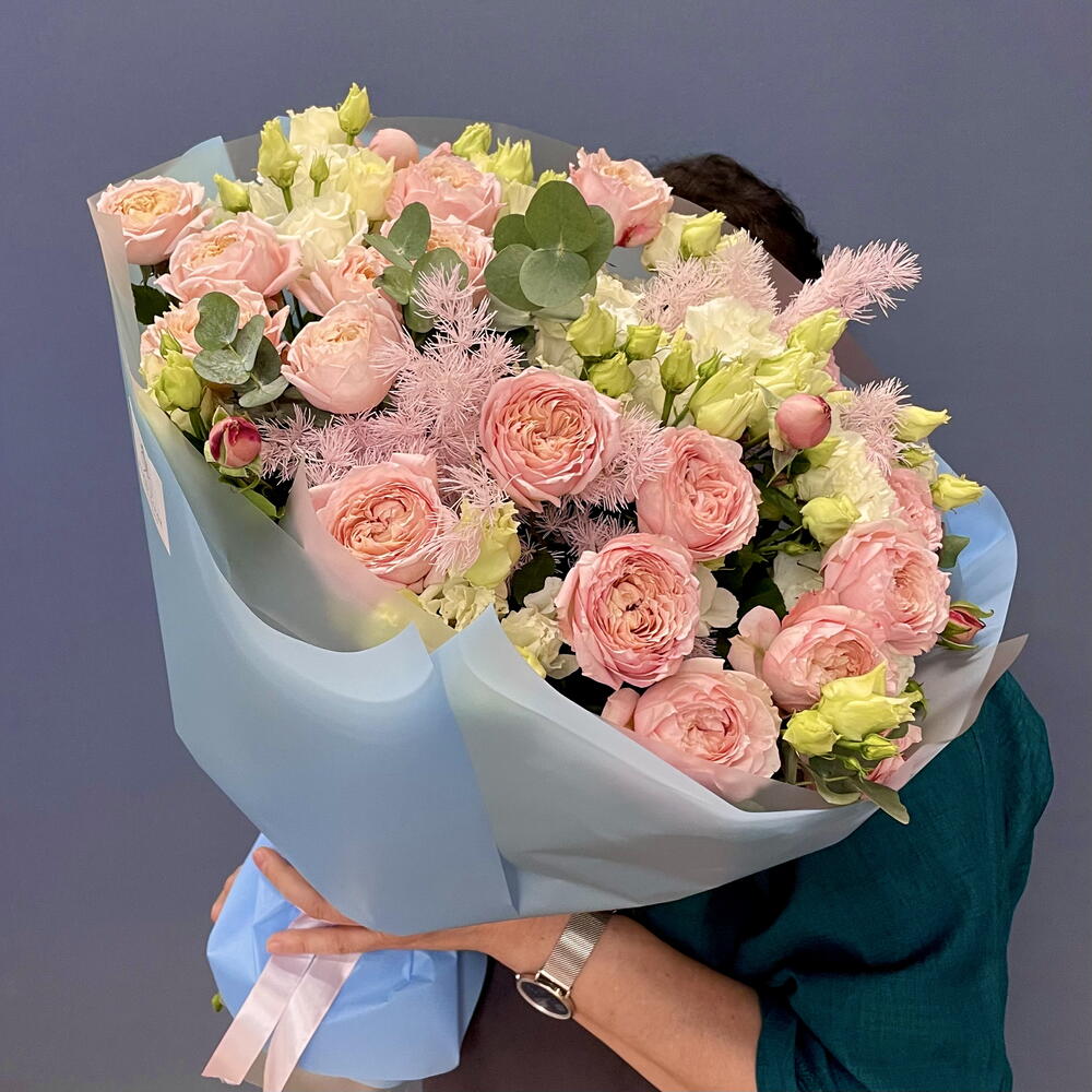 Букет кустовых роз с эустомой и аспарагус 🌸