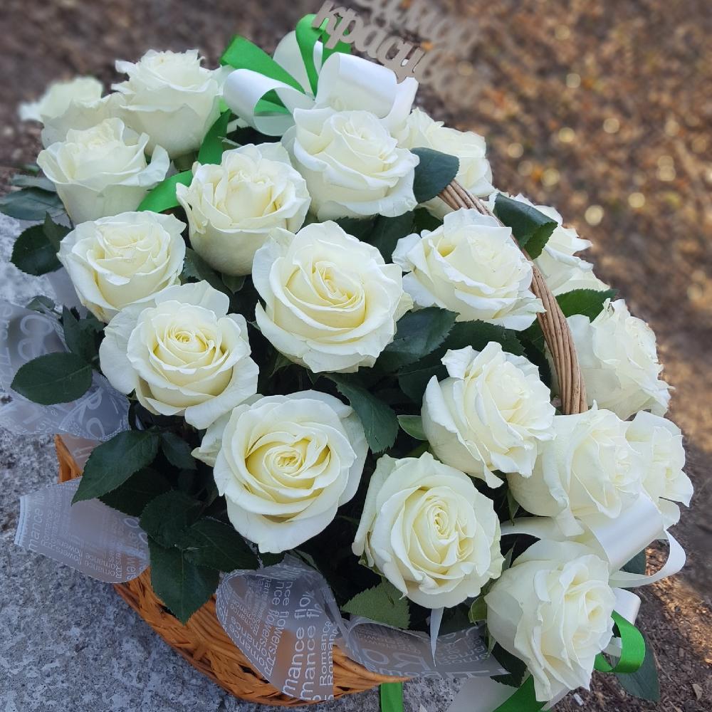 Шикарная корзина белых роз, Flowers & Gifts Vladivostok, buy at a price of  16200 RUB, Flowers in a Basket on Ameliya with delivery | Flowwow