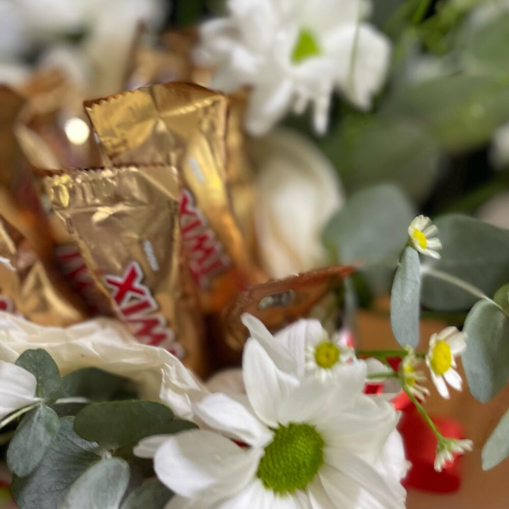 Цветочная композиция со сладостями🍬🍬🍬