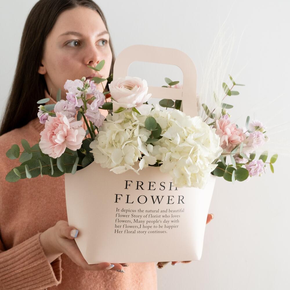 Нежная композиция с ранункулюсом и гортензией, Flowers & Gifts Moscow