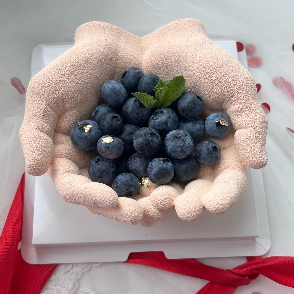 Муссовый тортик «Сердце в руках», Кондитерские и пекарни в Москве ...