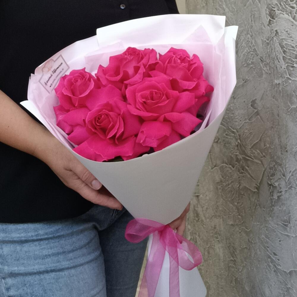 Букет с малиновыми розами