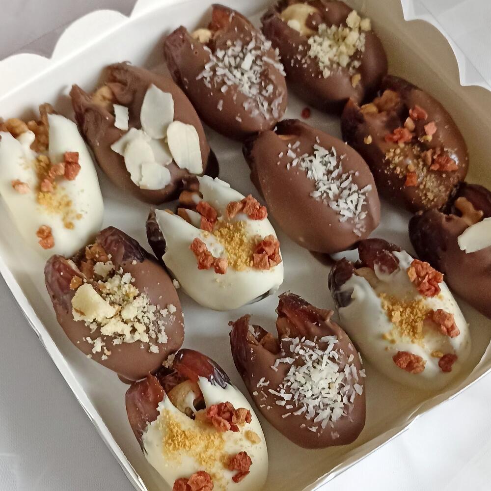 Финики в белом и молочном шоколаде