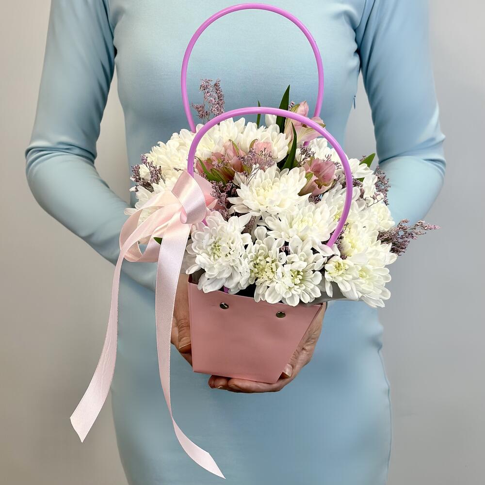 Милая композиция с хризантемой, альстромерией и лимониумом