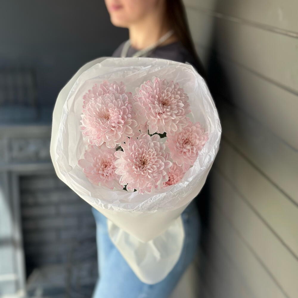 Букет с розовой хризантемой