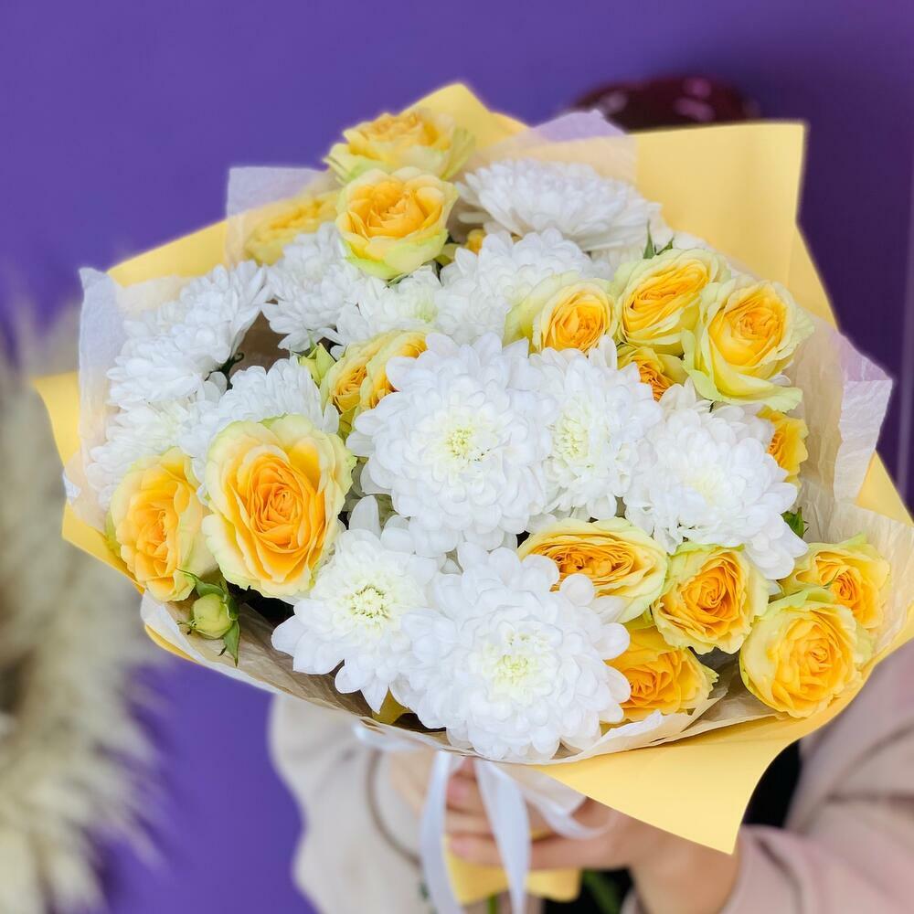 Букет из кустовых роз и хризантем💐