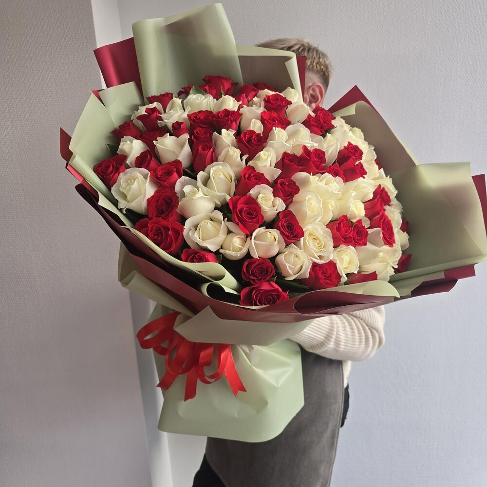 Монобукет из 101 красной и белой розы 🌹