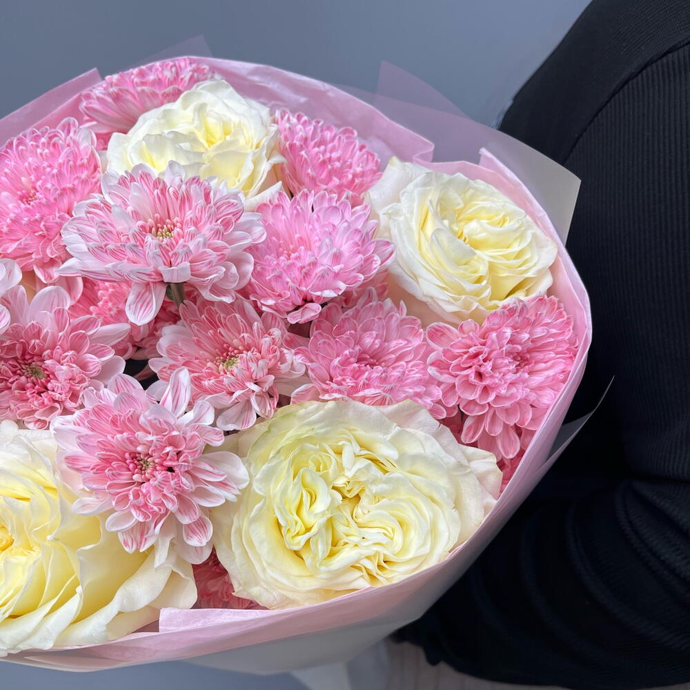 Букет из кустовых хризантем и роз пионовидных 🌸