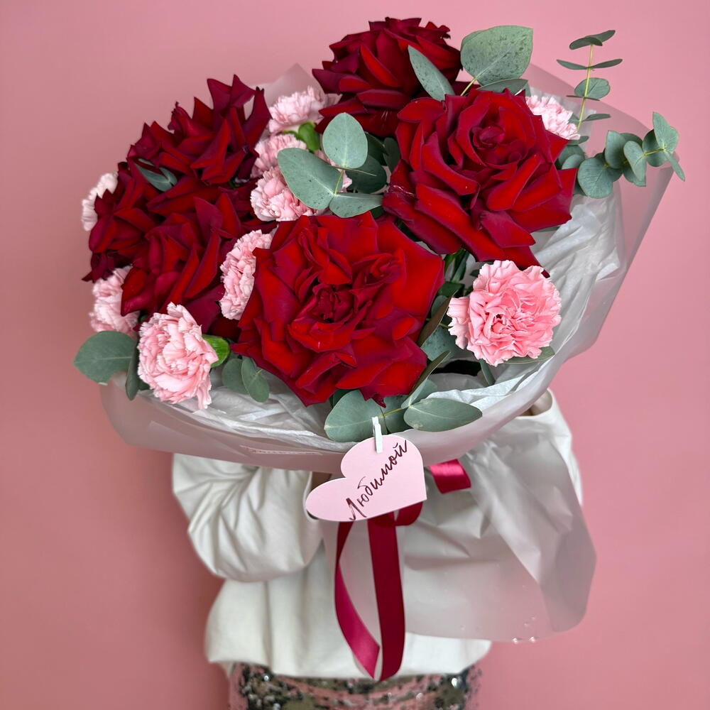 Букет из гвоздик и французских красных роз «To my love»