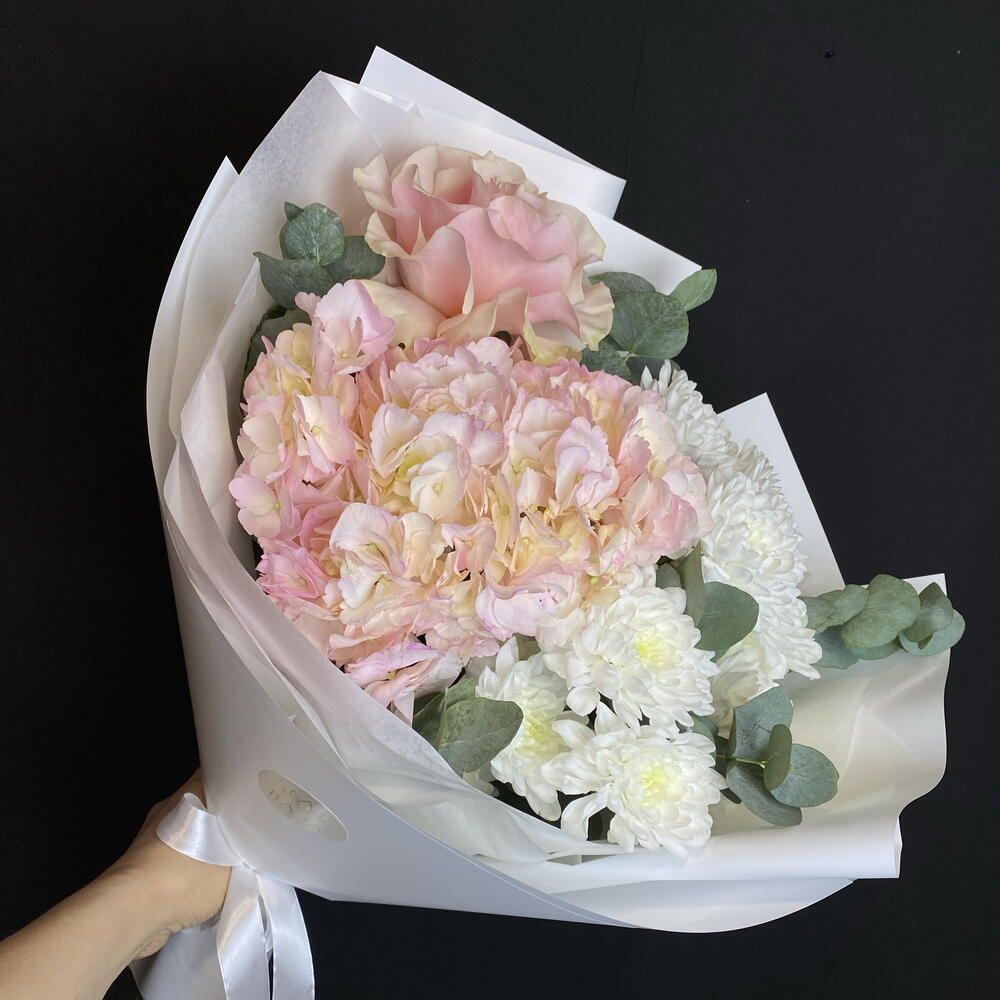 Нежный букет с гортензией и французской розой в пастельных тонах🌸