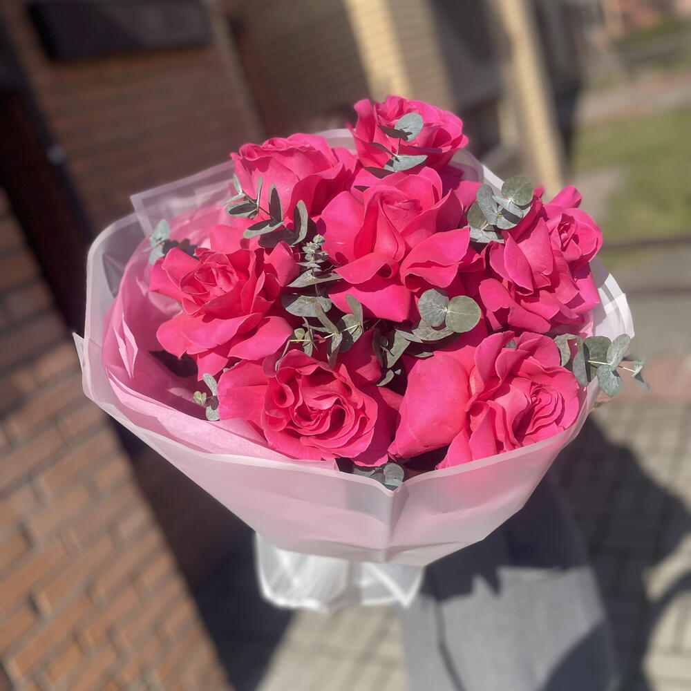 7 малиновых французских роз