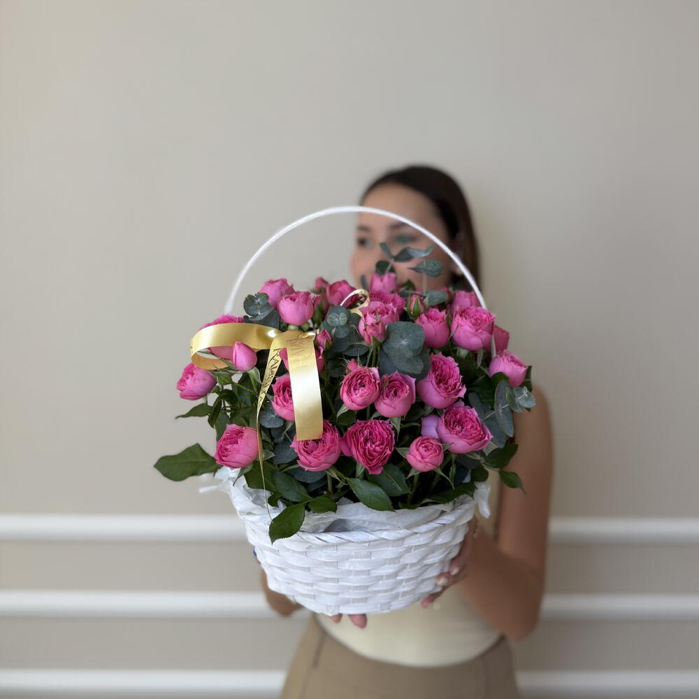 Кустовые розы в корзине