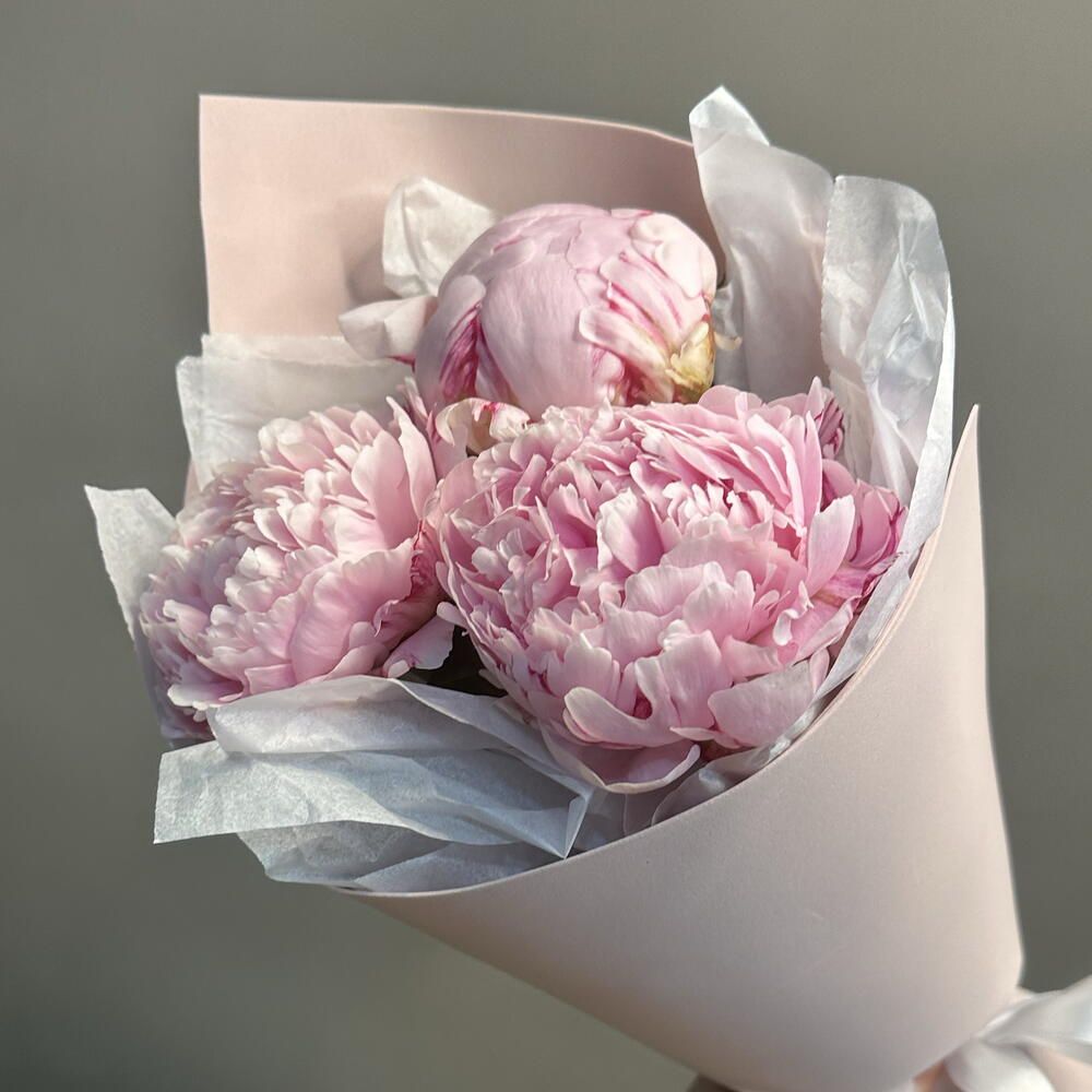 «Хорошие новости» 💌 букет «конвертик» с пионами