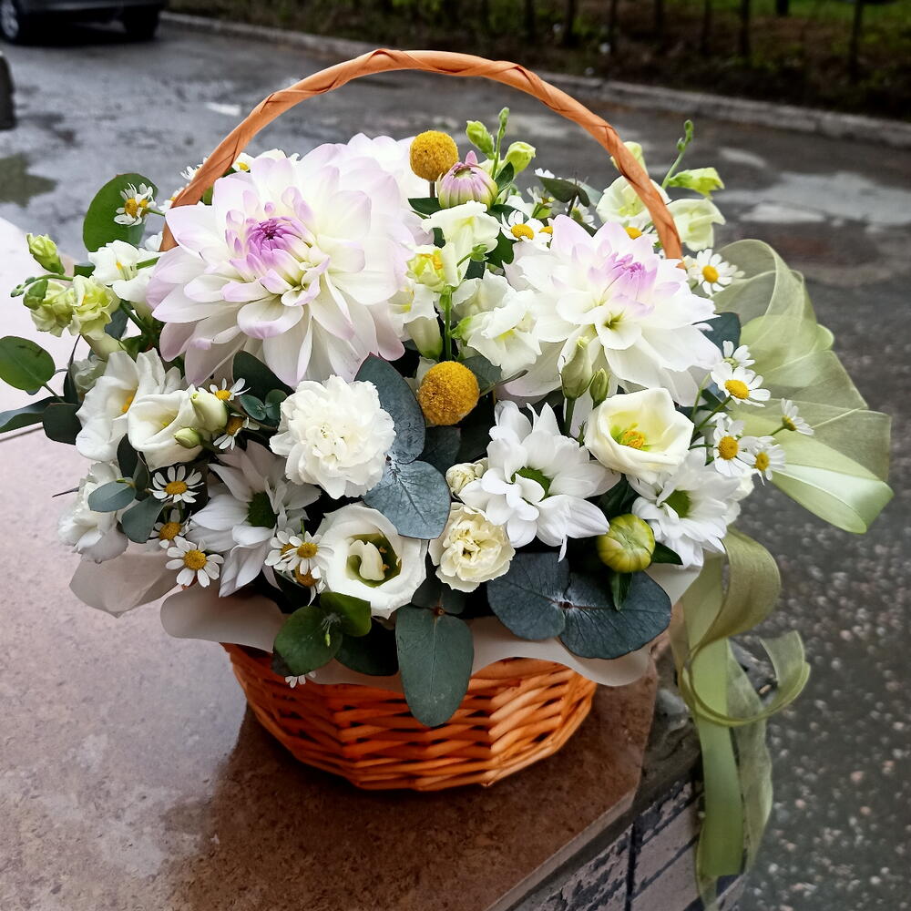 Корзина с георгинами, эустомой, хризантемой