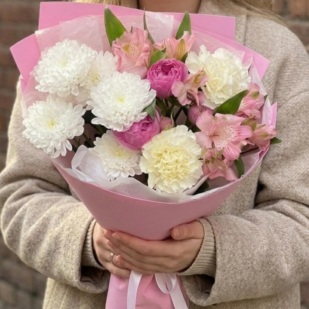 Букет из хризантемы, кустовой розой, альстромерии и диантусов💞