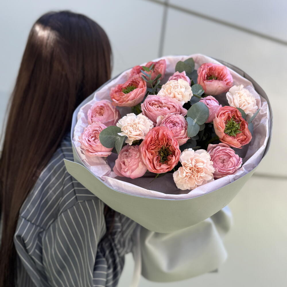 Эксклюзивный букет «Гармония оттенков 🌸🎀»из пион роз сорта Мондарин , диантусов ,кустовые розы Джульетта 🩷