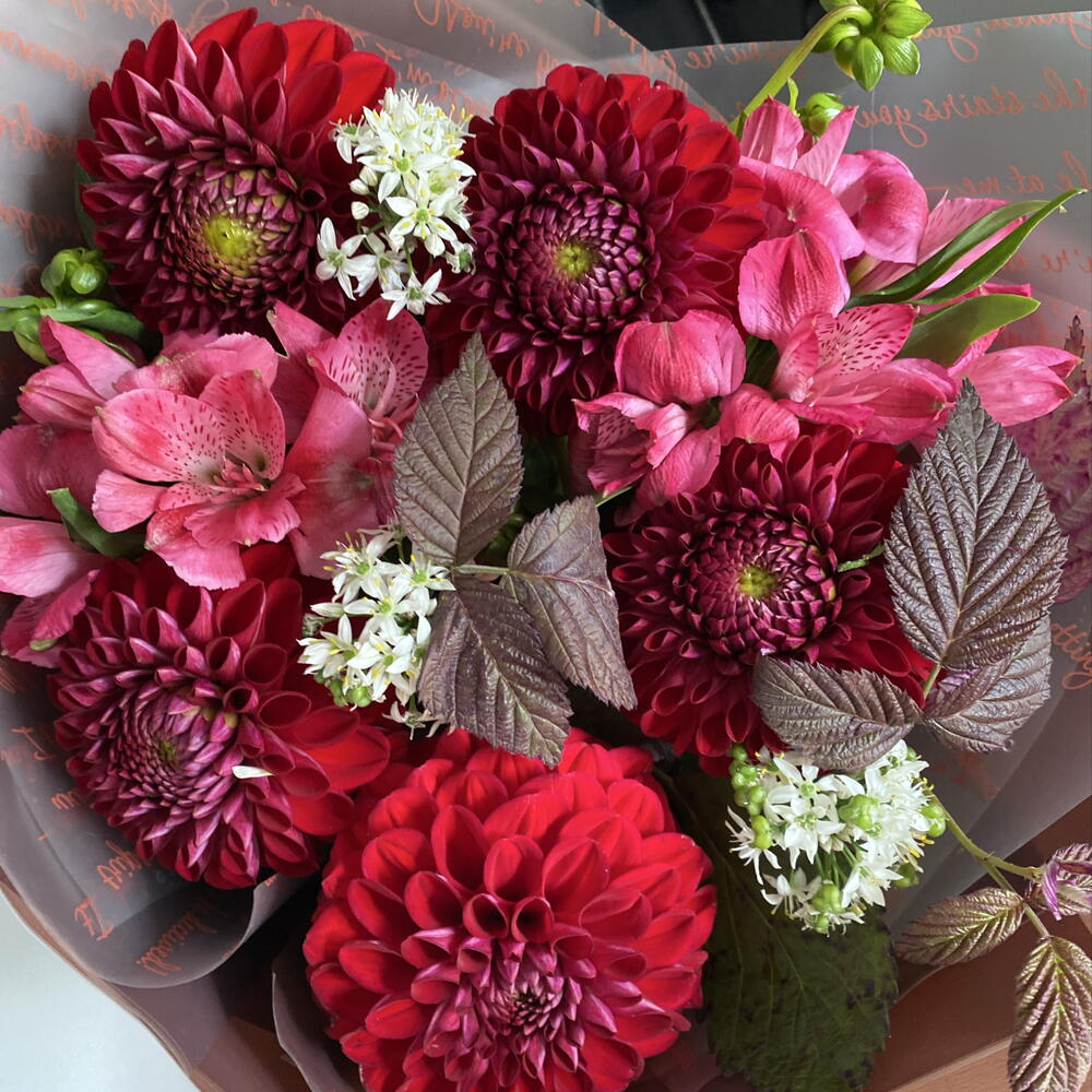 Ягодный букет с георгинами,альстромерией,аллиумом🌺