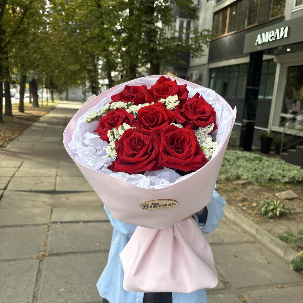 Букет с розами и статицей