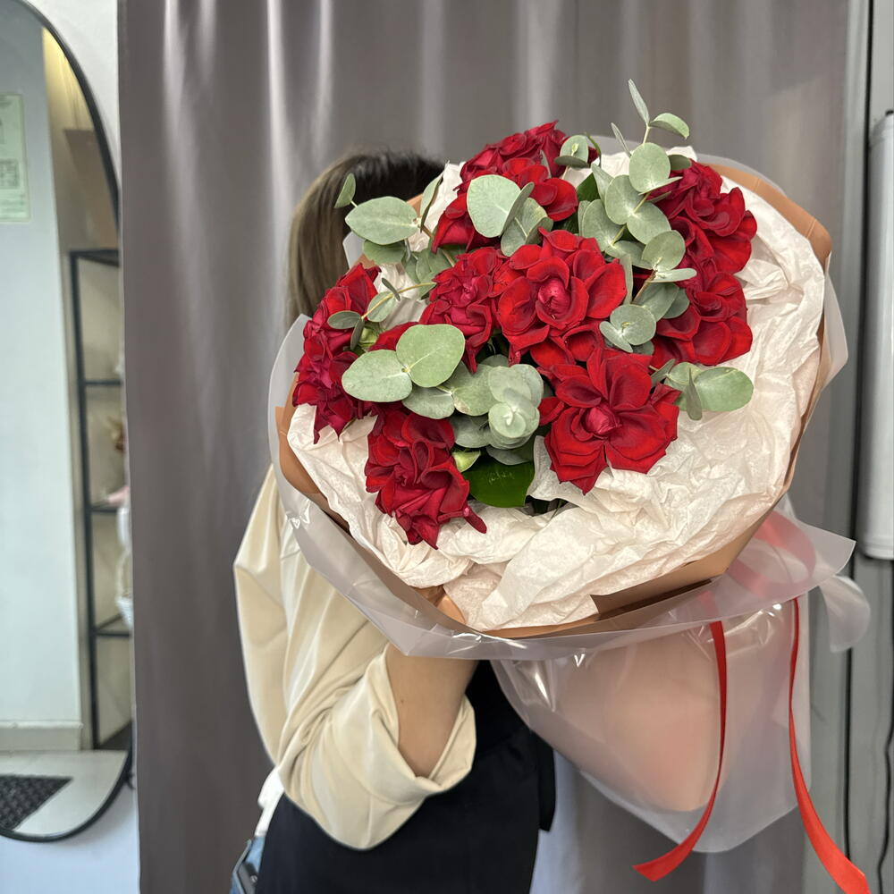 Красные французские розы (15 шт) с эвкалиптом