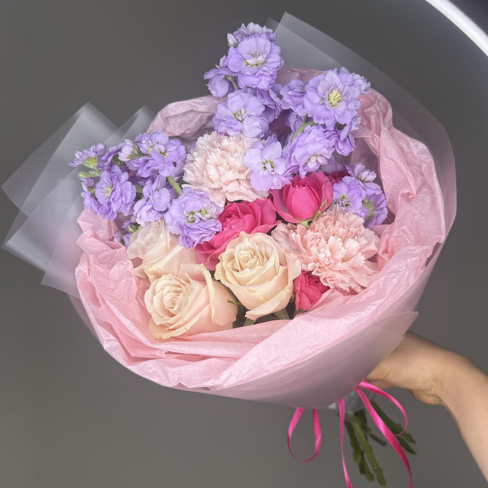 Букет дня ❣️Цветочный комплимент с матиолой, розочками и диантусами