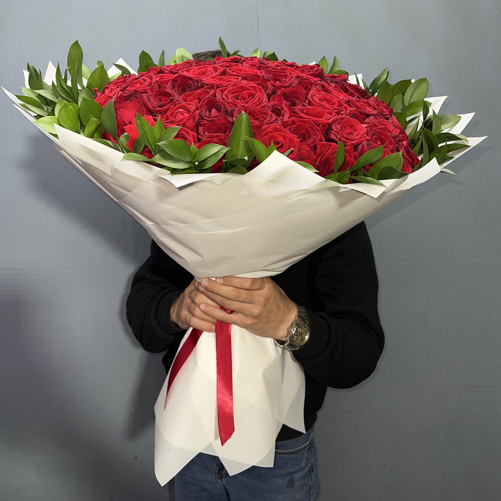 🌹ДИЗАЙНЕРСКИЙ БУКЕТ ИЗ 101 РОЗЫ С РУСКУСОМ — ИГРА НА КОНТРАСТАХ🌹🍃