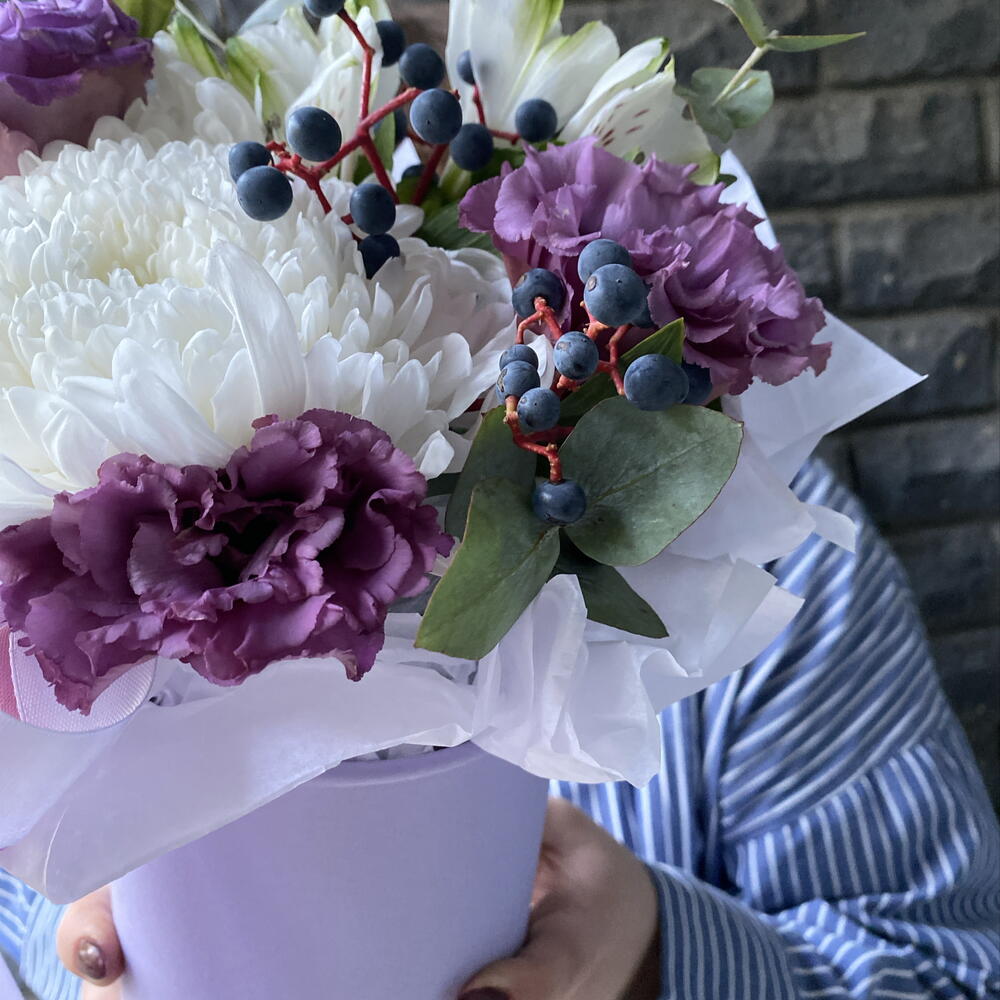 Композиция эустомой и ягодками🍓🥰