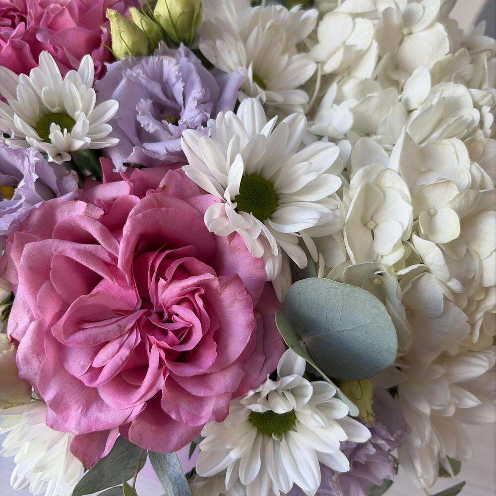 Композиция с гортензией, пионовидными розами и эустомой в коробке