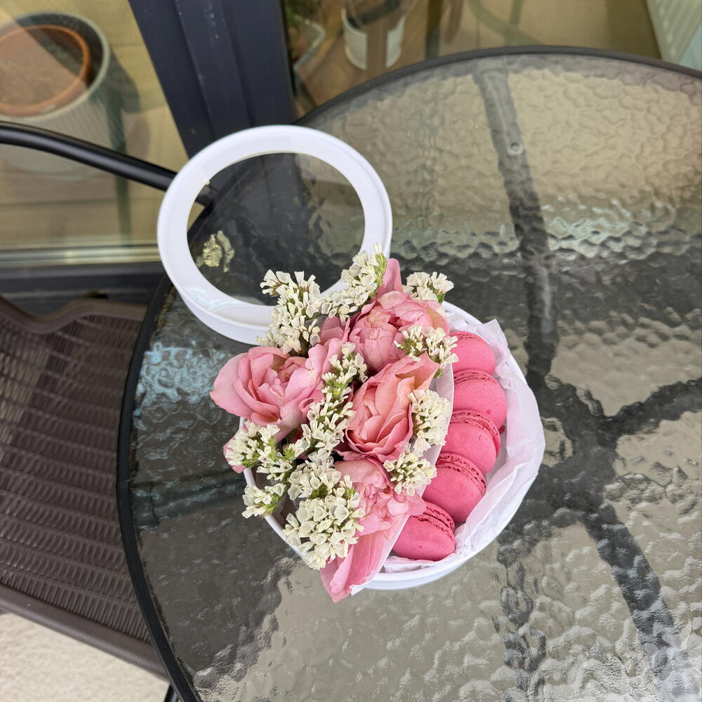 Коробочка с макаронс малина и розой Джульетта