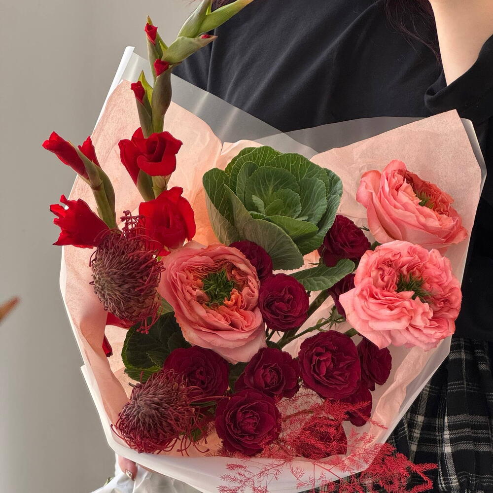 Готовый букет с розой мандарин, гладиолусами, брасикой♥️