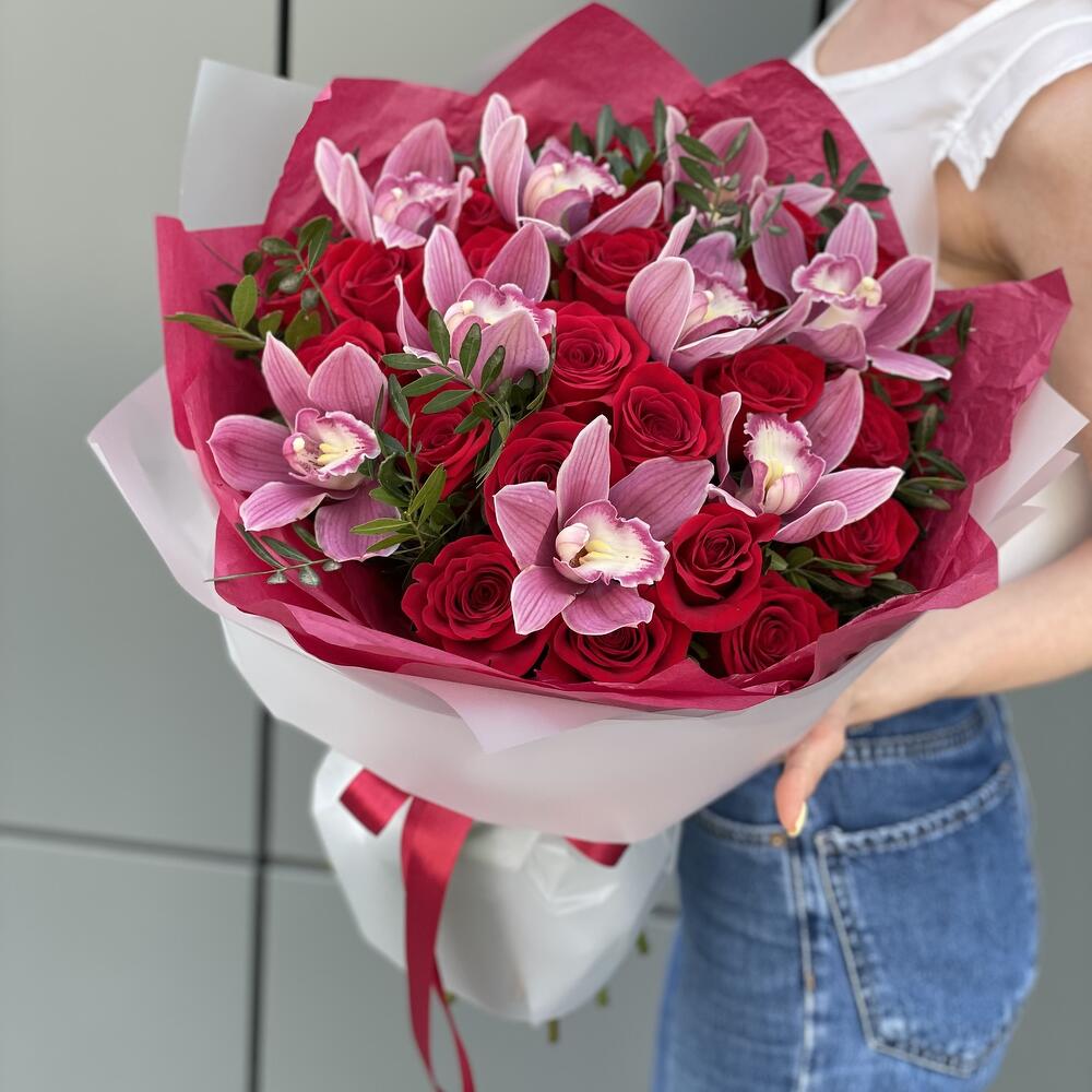 Bouquet of Bourges with red roses and cymbidium